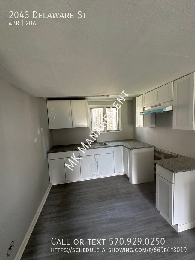 Building Photo - 4 bed/1.5 bath