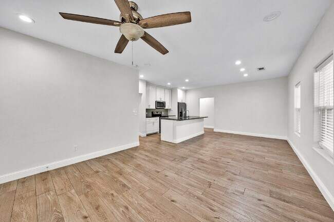 Foto del edificio - "Charming 3-Bed, 2-Bath Denison Home with Elegant Granite Countertops!"