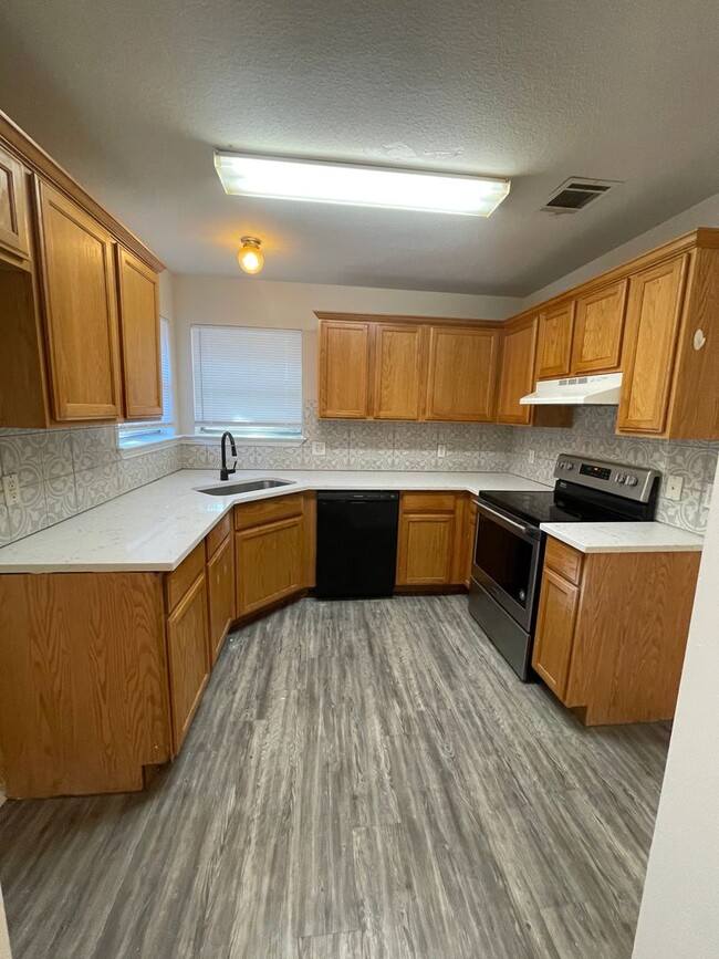 Building Photo - $400 OFF THE FIRST FULL RENT IF YOU ARE RE...