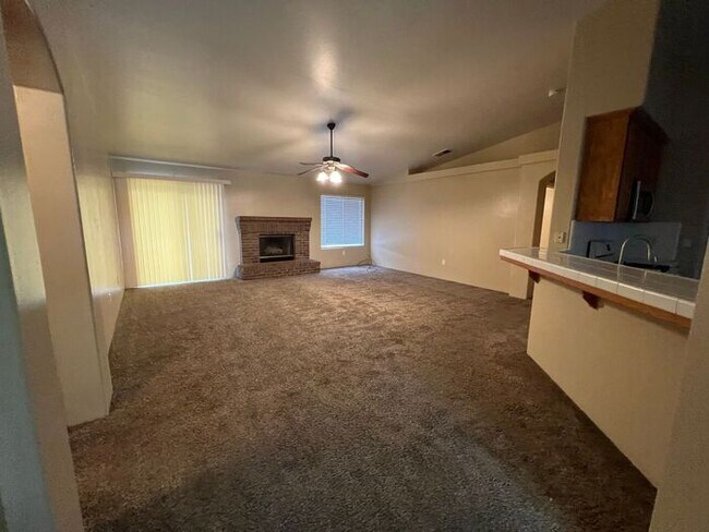 Building Photo - 3 bedrooms 2 bath call me at 6613981200