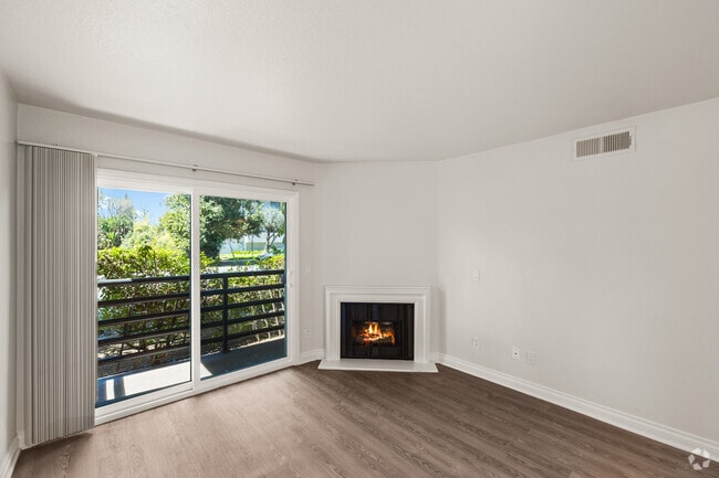 2 habitaciones, 2 baños - 1000 pies cuadrados - Sala de estar - Fulton Gardens Apartments