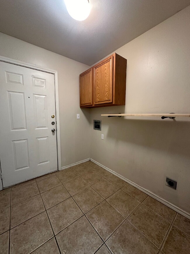 Building Photo - Duplex with easy access to the loop