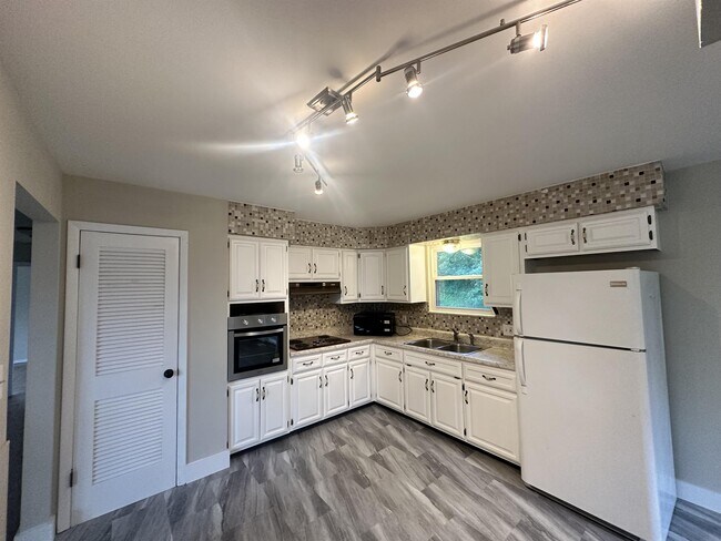 Building Photo - 1691 Twin Oaks Dr