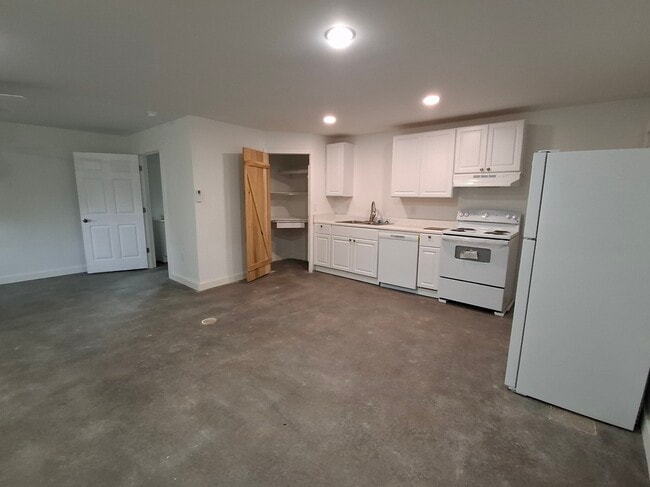 Building Photo - 46 Lena Dr