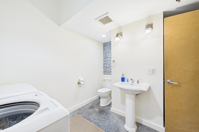 Building Photo - 28 Bayley St