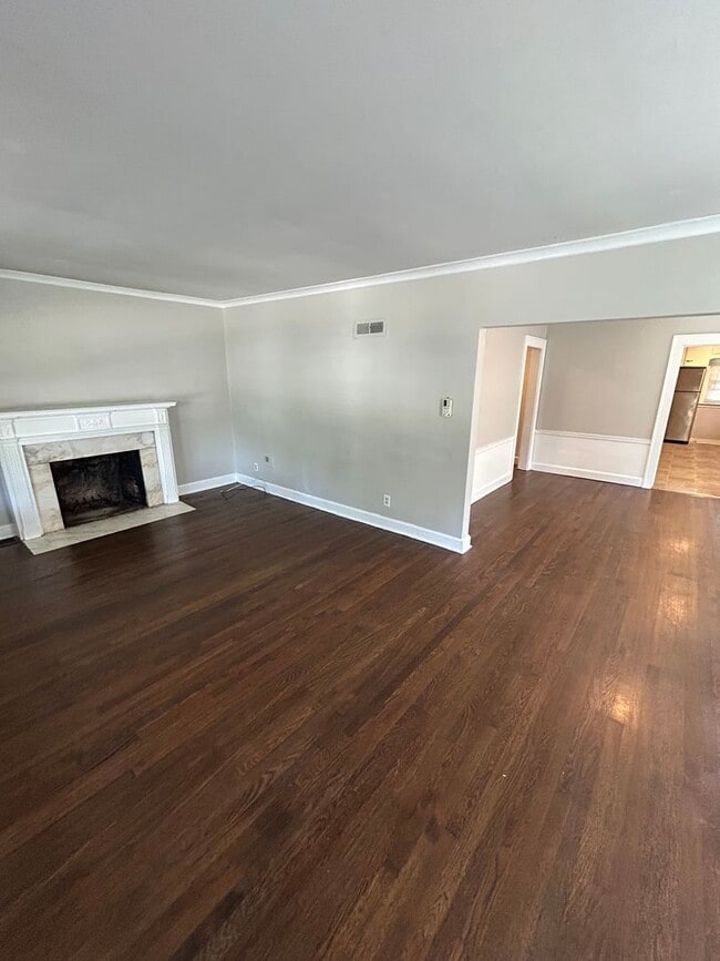 Building Photo - Charming 3-Bed Near UMKC – Hardwood Floors...