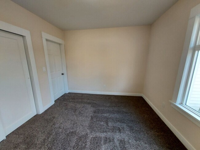 Building Photo - JUST REMODELED 3 BEDROOM, 1 BATH!! !! EVER...