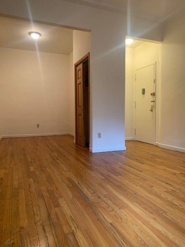 Building Photo - 38 W 74th St