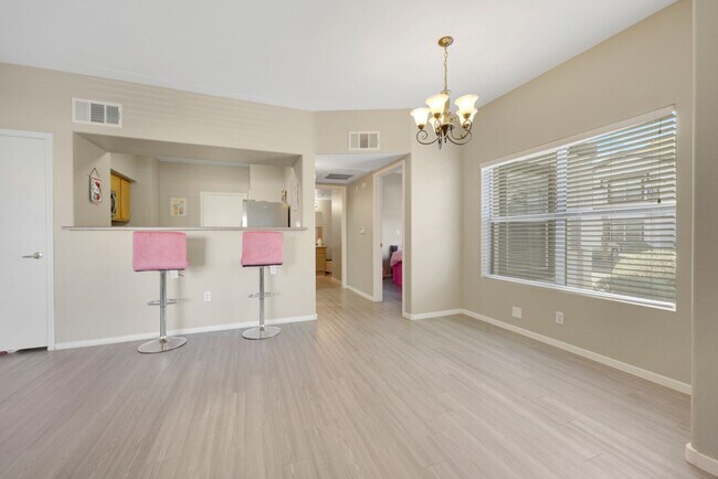 Foto del edificio - Bright Ground-Floor Condo in Gated Traverse Point with Pool & Spa Amenities