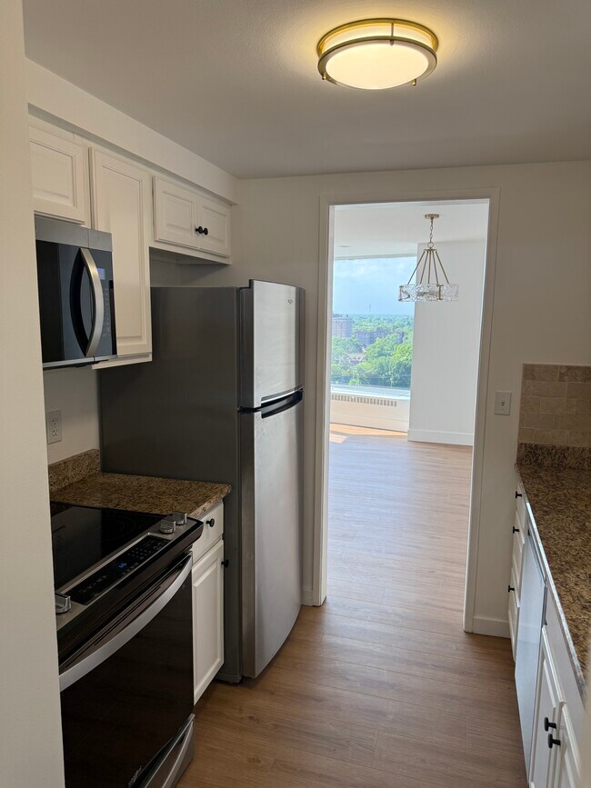 Electrodomésticos nuevos - 8200 E Jefferson Ave