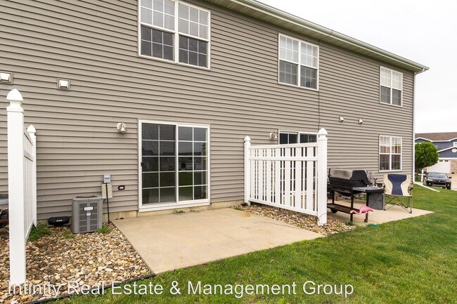 Building Photo - 626 S Pointe Ct SW