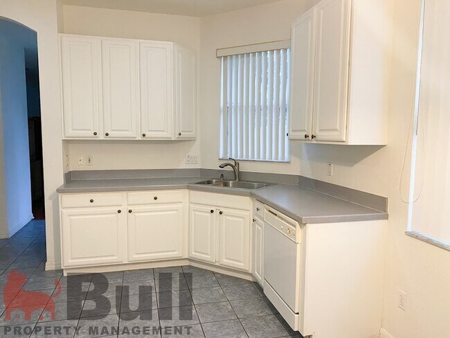 Foto del edificio - 596 Neumann Village Ct