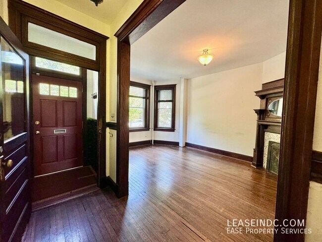 Foto del edificio - 128 Adams St NW