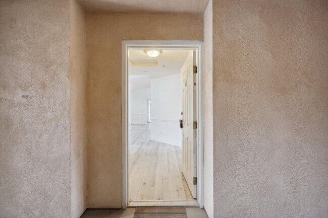 Building Photo - 150 N River Cir