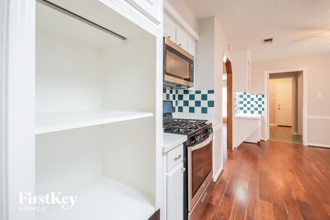 Foto del edificio - 3823 Pleasant Valley Dr