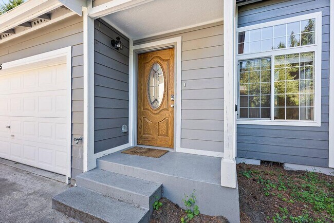 Building Photo - Updated 3 Bed Home for Rent in Lacey | Vau...