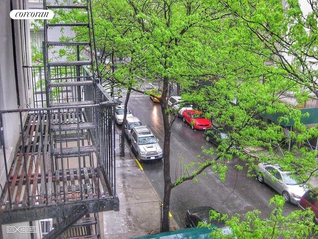 Building Photo - 208 E 70th St