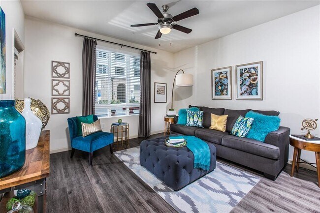 Algunas casas cuentan con pisos con apariencia de madera en los espacios habitables. - Venue Apartments