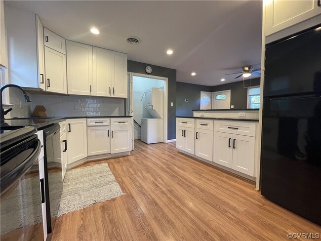 Foto del edificio - 9813 Colemans Lake Rd