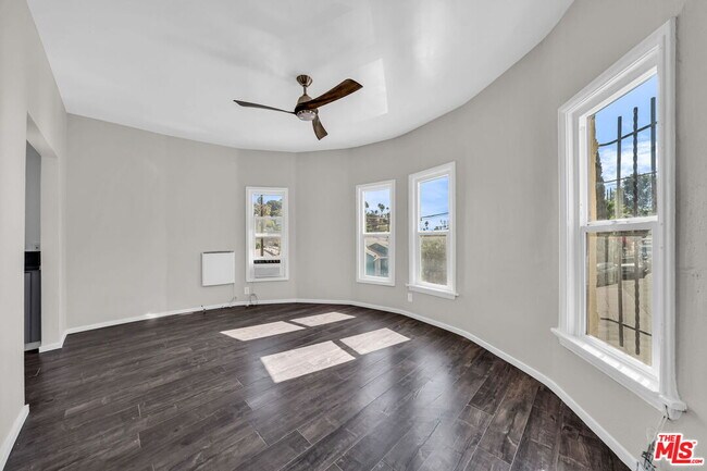 Foto del edificio - 3209 Descanso Dr