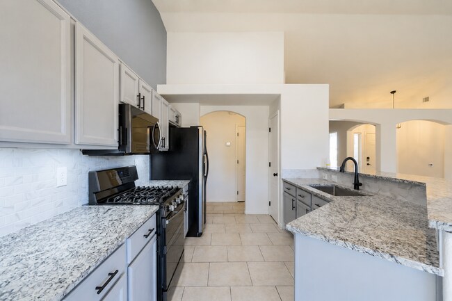 Foto del edificio - 3 BR/2BA | Newly Renovated Single Family Home | 3-Car Garage | Private backyard