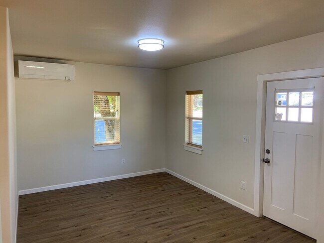 Building Photo - Available Now: 3 bedroom ~ 1 bath one leve...