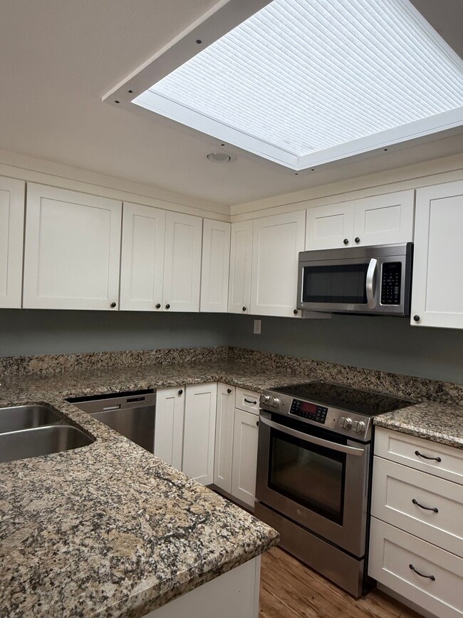 Building Photo - 1886 Fairway Park