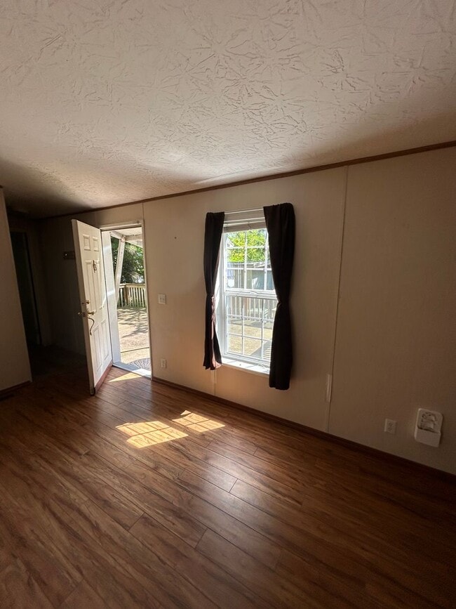 Building Photo - Two Bedroom Mobile Home for Rent in Maple ...