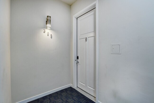 Foto del edificio - 2 bedroom 2 bath Penthouse apartment in Wa...