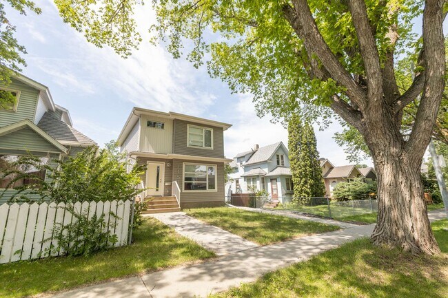 Photo du bâtiment - 11512-87 87 St NW