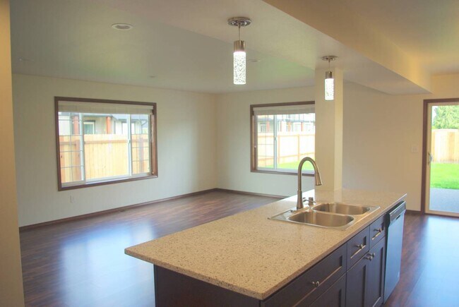 Building Photo - 2025 Aaron Dr