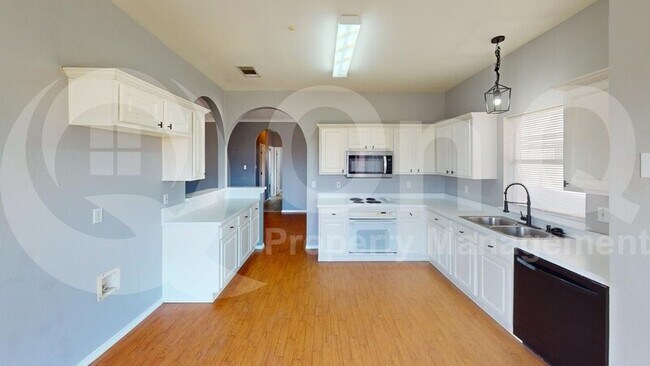 Building Photo - 1719 Farmington Dr