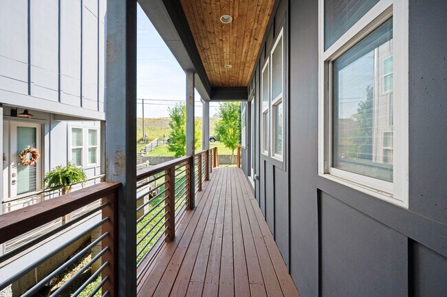 Building Photo - Modern 3BR/3.5BA home in Sylvan Summit, just minutes from downtown!