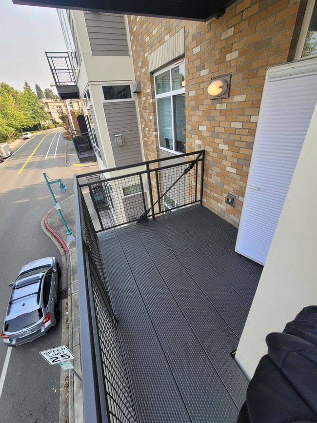 Foto del edificio - Spacious Kirkland Central Condo for Rent.