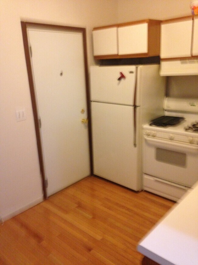 Building Photo - 556 W 37th St