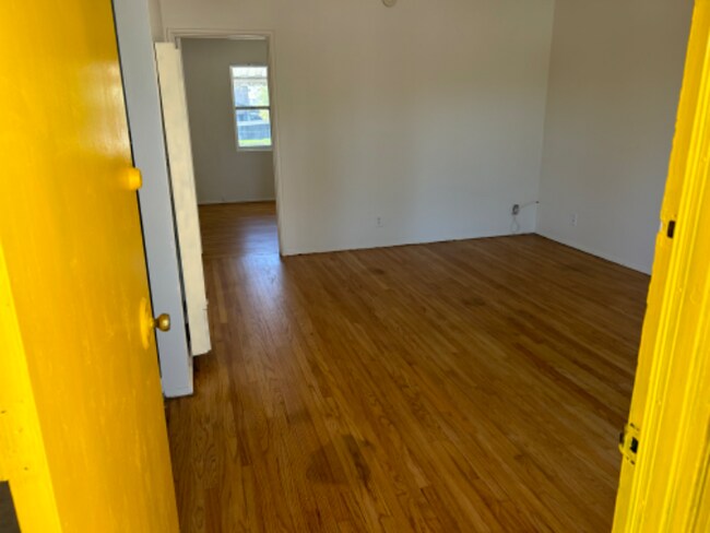 Building Photo - 1037 E Spazier Ave