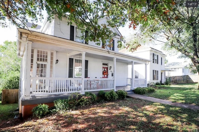 Building Photo - 306 Sussex St