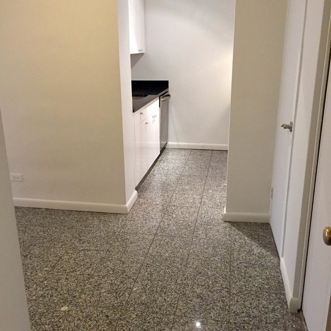 Foto del edificio - 330 E 46th St