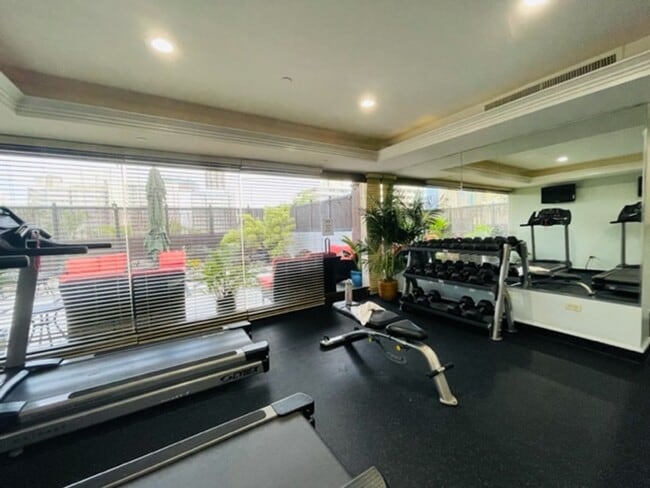 Building Photo - Furnished Studio (Royal Garden at Waikiki)