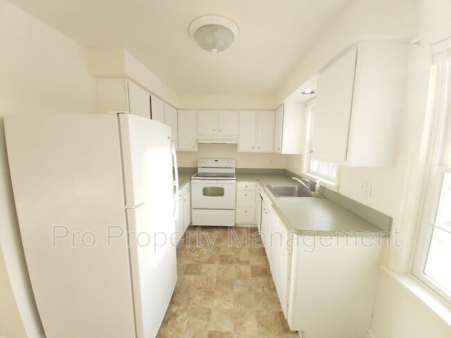 Building Photo - 131 Railroad St