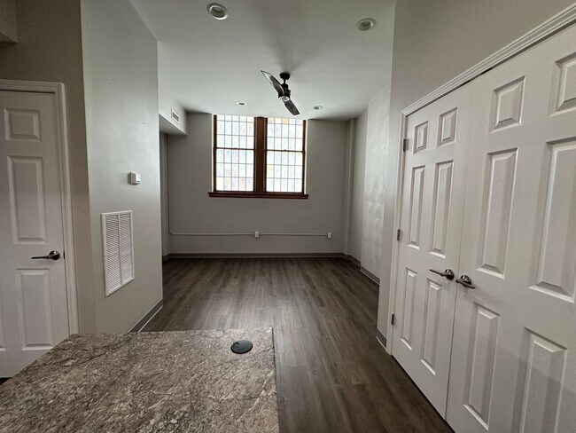 Foto del interior - 326 W Charles St