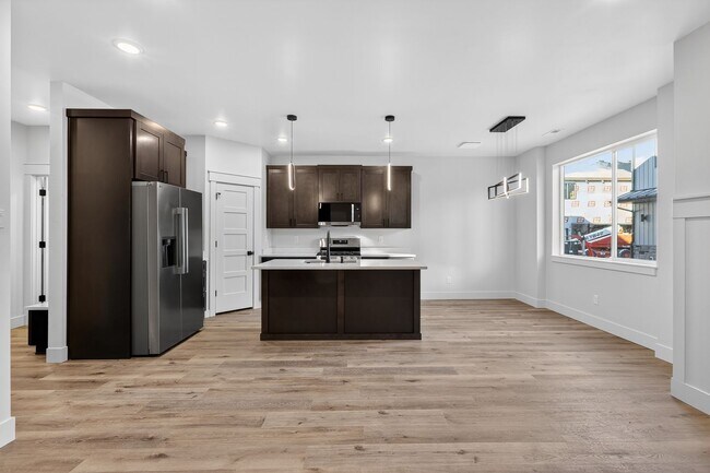 Foto del edificio - MODERN 3 BED 2.5 BATH TOWNHOME WITH 2 CAR GARAGE IN IDAHO FALLS