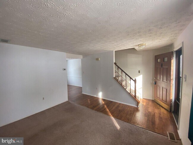Building Photo - 10504 Saddlebrook Ct