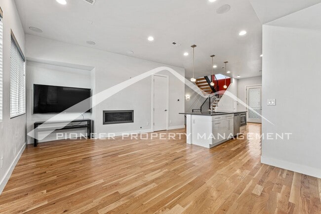 Building Photo - Amazing Townhome with Rooftop Patio, Centr...