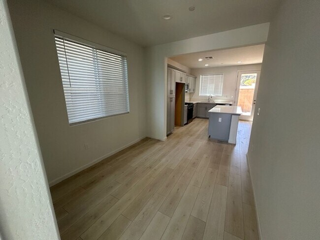 Foto del edificio - Brand new 4 bedroom 3 bathroom with solar ...