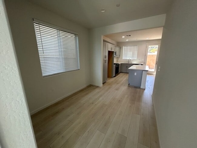 Foto del edificio - Brand new 4 bedroom 3 bathroom with solar in NW Visalia!!