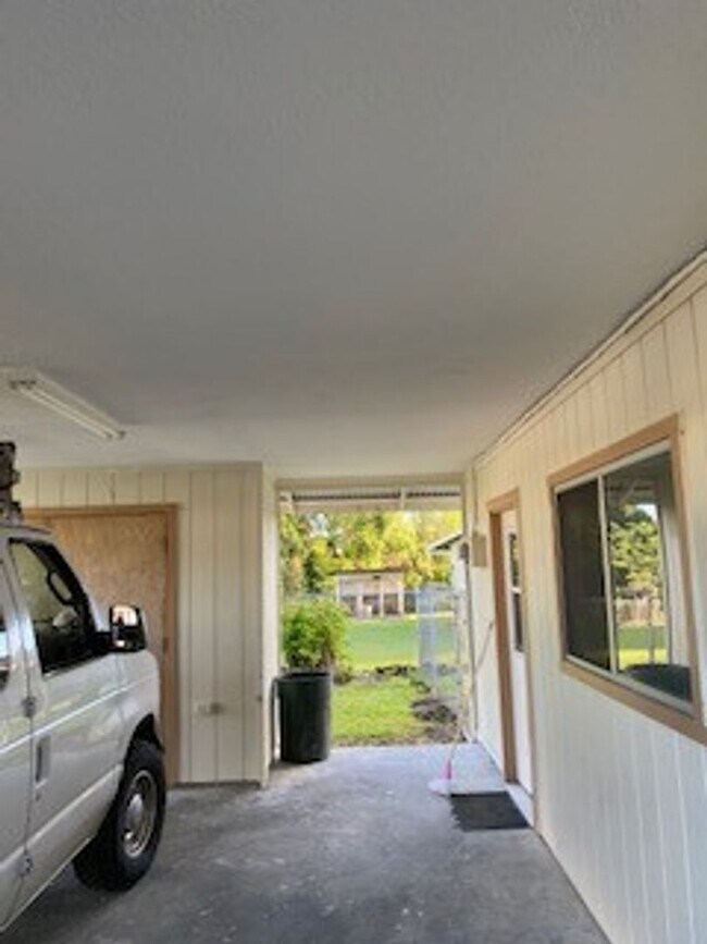Foto del edificio - 5 bedrooms 3 bath home in cool Kaumana!