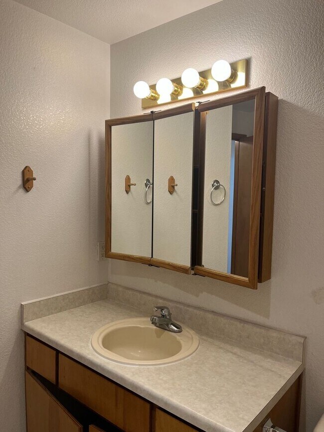 Building Photo - 532.1n - 2955 &amp; 2957 Stacie Way