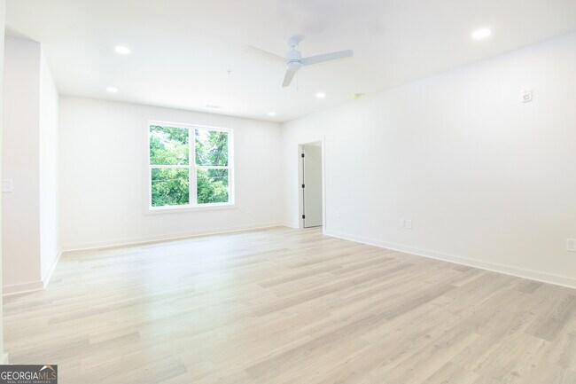 Building Photo - 240 Martha Dr