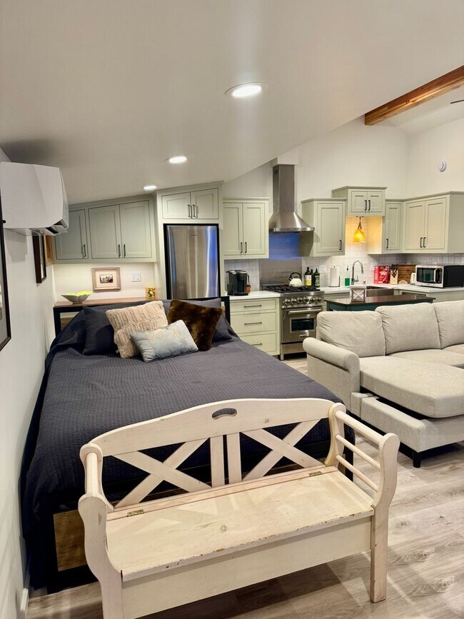 Building Photo - Immaculate Designer Furnished Studio in Co...